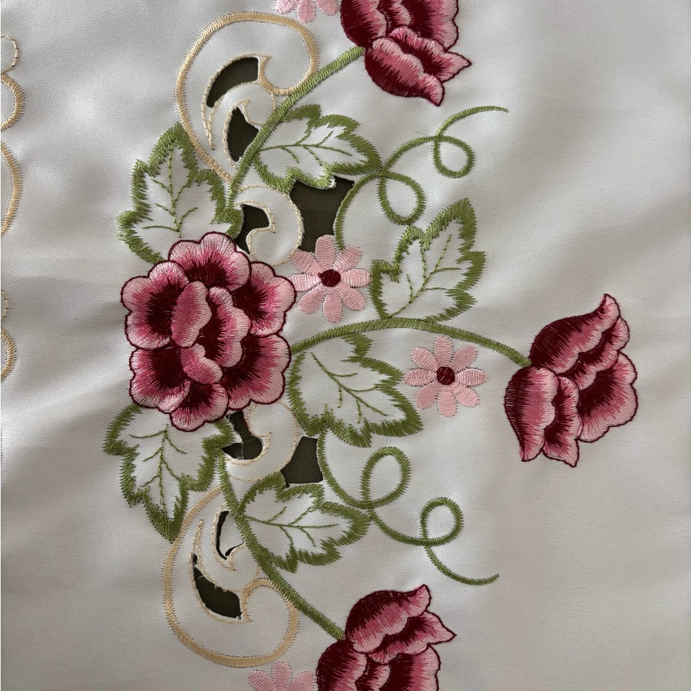 4 rose floral placemats in very good condition! Pinks and Maroons. - Picture 10 of 10